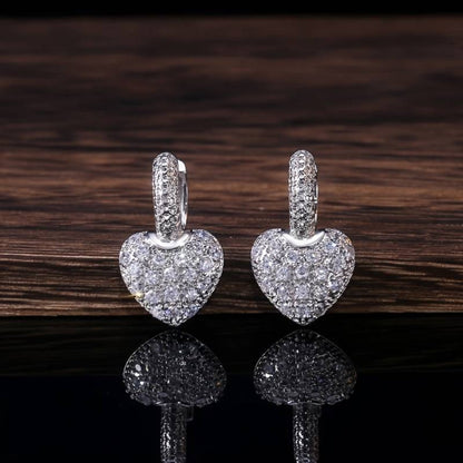 Funkelnde Herzohrringe für einen eleganten Look