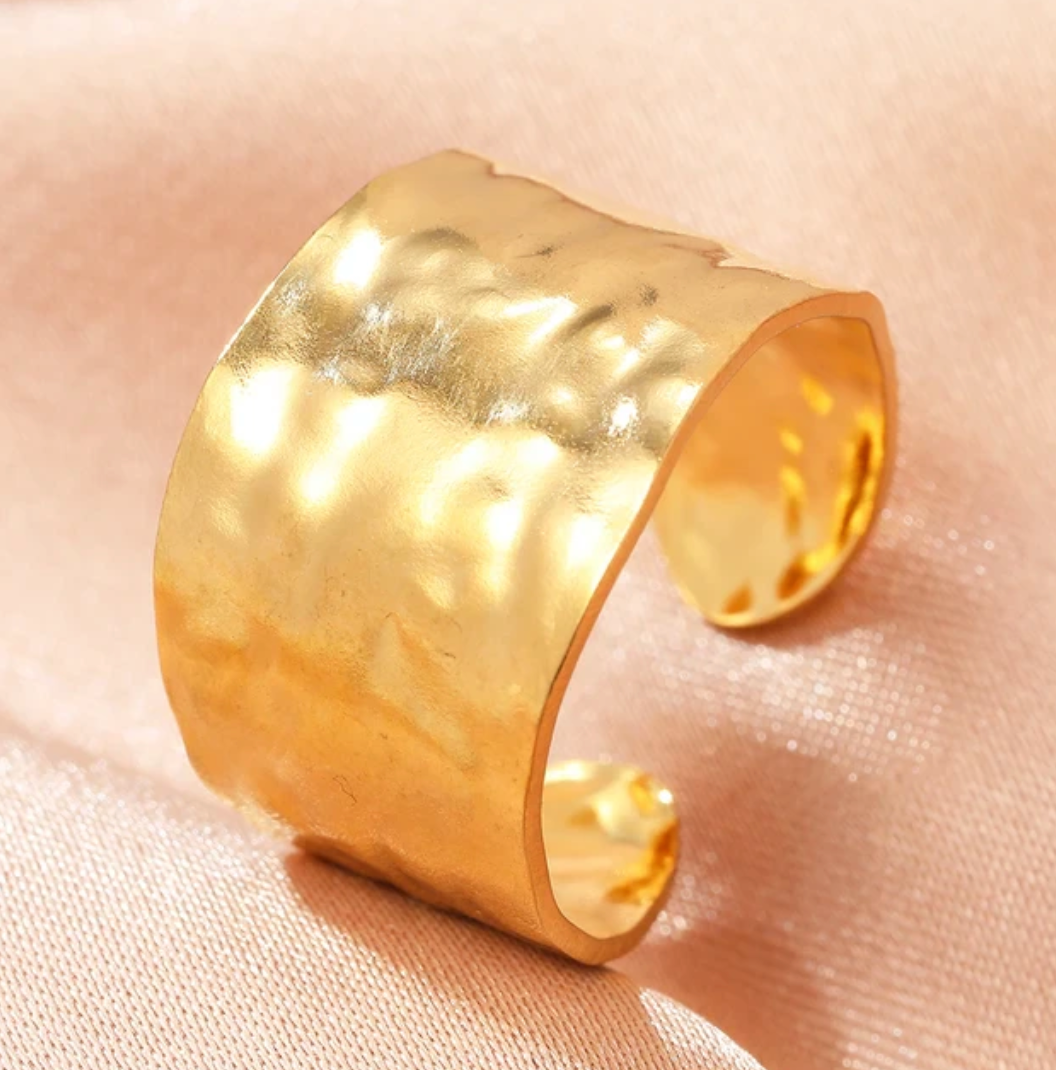 Eleganter Ring aus 18 Karat griechisch vergoldetem Design
