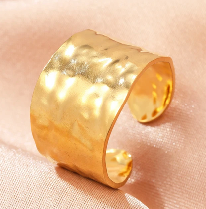 Eleganter Ring aus 18 Karat griechisch vergoldetem Design