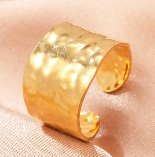 Eleganter Ring aus 18 Karat griechisch vergoldetem Design