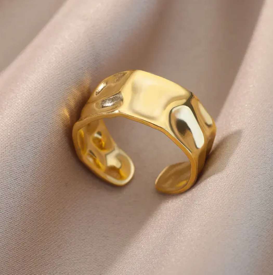 Moderner, breiter Ring aus 18 Karat vergoldetem Schmuckdesign