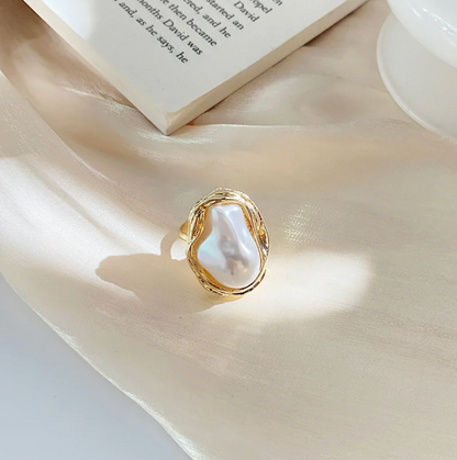 Eleganter 18 Karat vergoldeter Ring mit strahlender Meeresperle