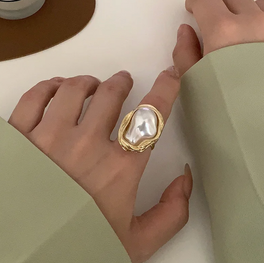 Eleganter 18 Karat vergoldeter Ring mit strahlender Meeresperle