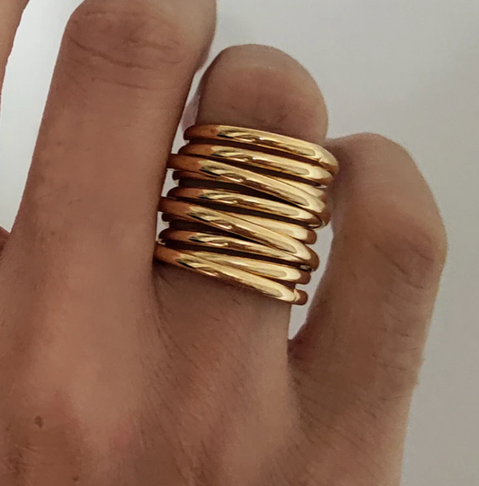 Eleganter Ring aus 18 Karat Vergoldung im stilvollen römischen Design