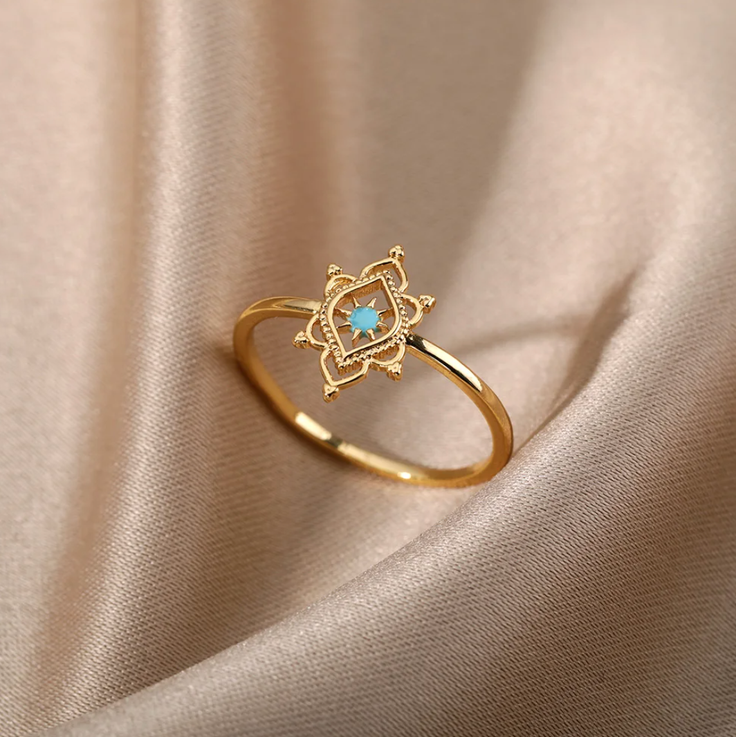 Eleganter antiker Ring aus 18 Karat vergoldetem Schmuck