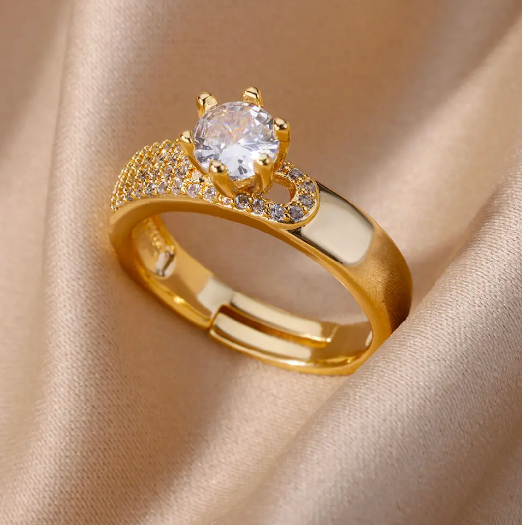 Eleganter 18 Karat vergoldeter Ring mit strahlendem Queen Stone