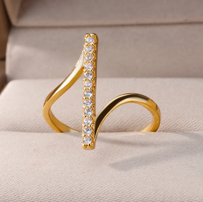 Eleganter Ring aus 18 Karat vergoldetem Material mit funkelnden Zirkonen und exquisiter Zirkonfassung