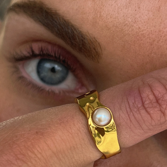 Eleganter 18 Karat vergoldeter Ring mit einer bezaubernden Schicksalsperle