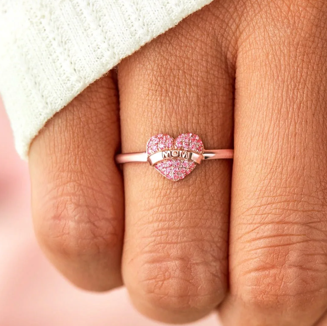 Eleganter Herzring "Mama" aus 18K vergoldetem Material mit funkelnden Zirkonia.