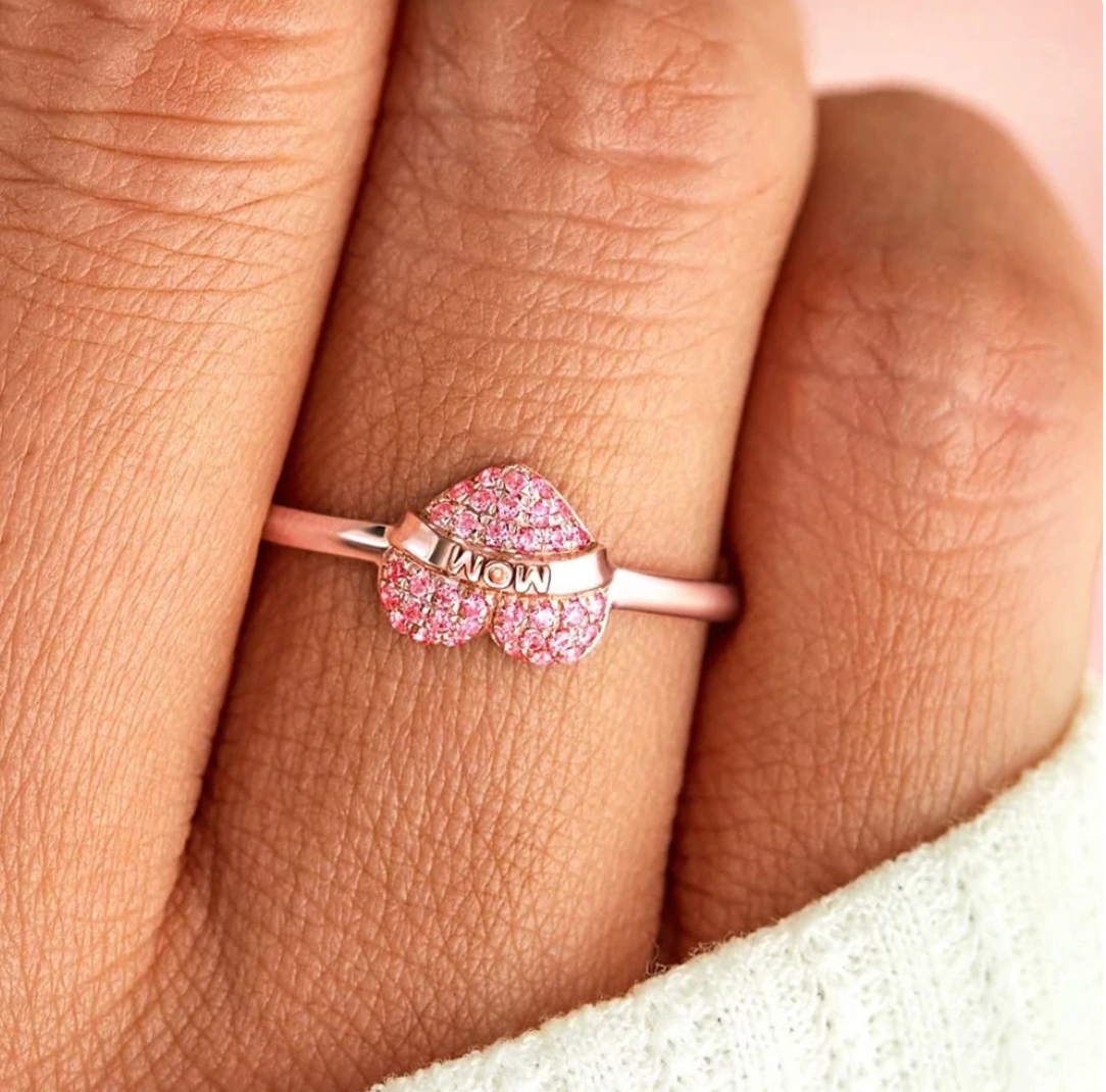 Eleganter Herzring "Mama" aus 18K vergoldetem Material mit funkelnden Zirkonia.