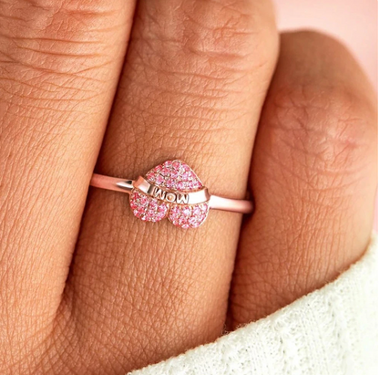 Eleganter Herzring "Mama" aus 18K vergoldetem Material mit funkelnden Zirkonia.