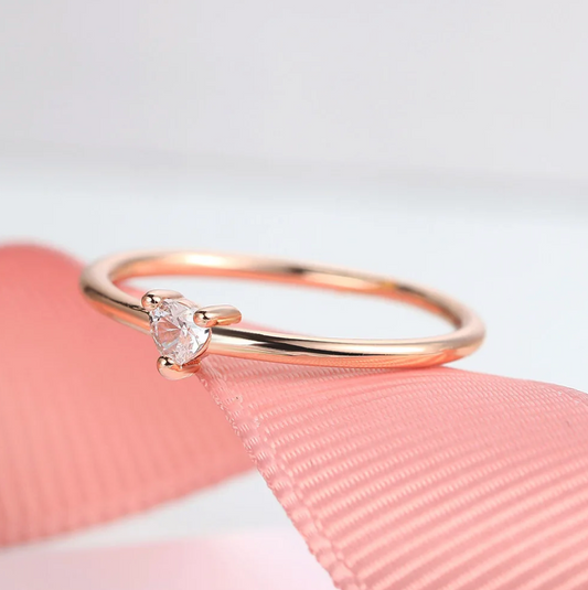 Eleganter Ring mit einem exquisiten, klassischen Zirkon in strahlendem 18K Roségold vergoldet
