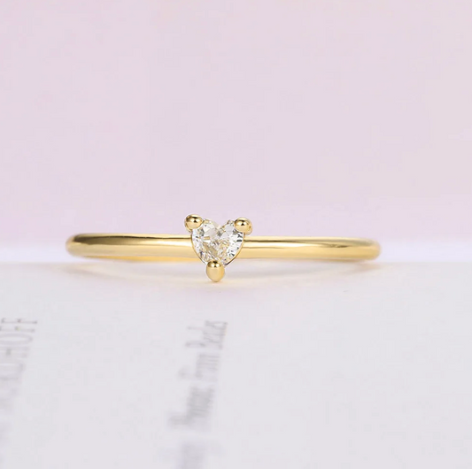 Eleganter goldvergoldeter Ring mit zeitlosem Zirkonia-Design aus 18K