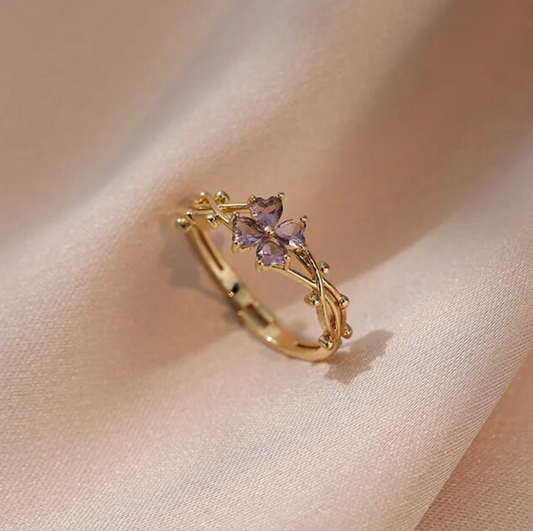 Fesselnder verstellbarer Gänseblümchenring mit funkelndem Amethyst-Zirkonia, 18 Karat vergoldet