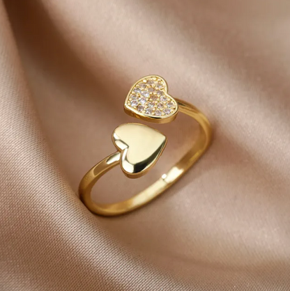 Eleganter, verstellbarer Ring mit zwei liebevollen Herzen und funkelnden Zirkonias, 18 Karat vergoldet