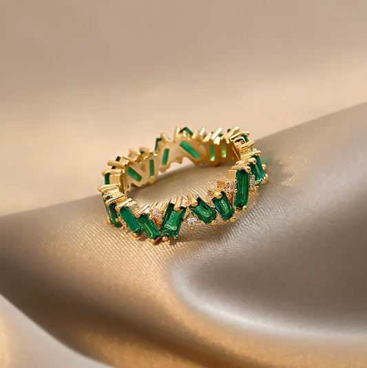 Eleganter Jadesteinring mit edlen 18 Karat vergoldeten Akzenten