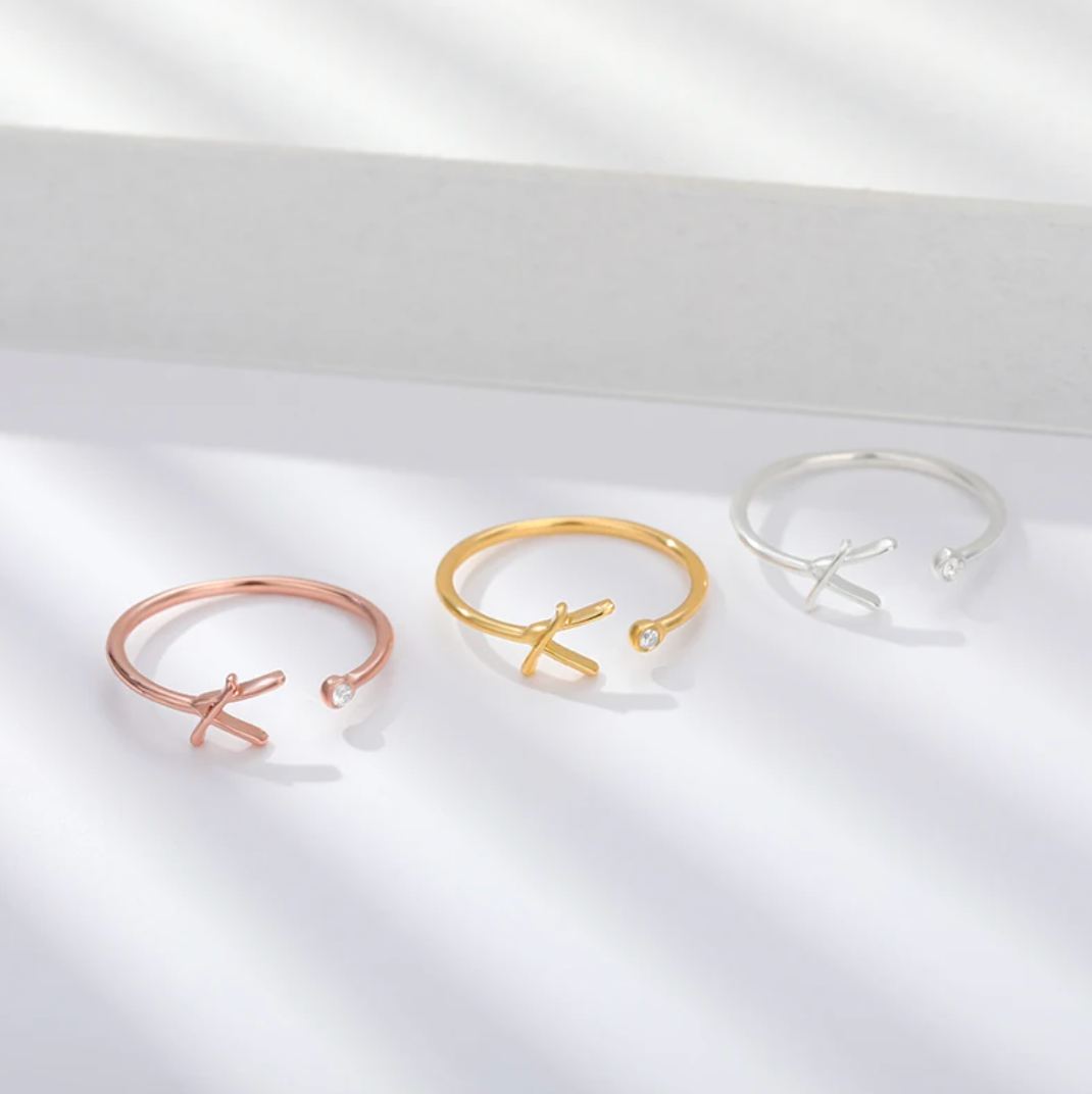 Personalisierter Initialenring für einen einzigartigen Stil