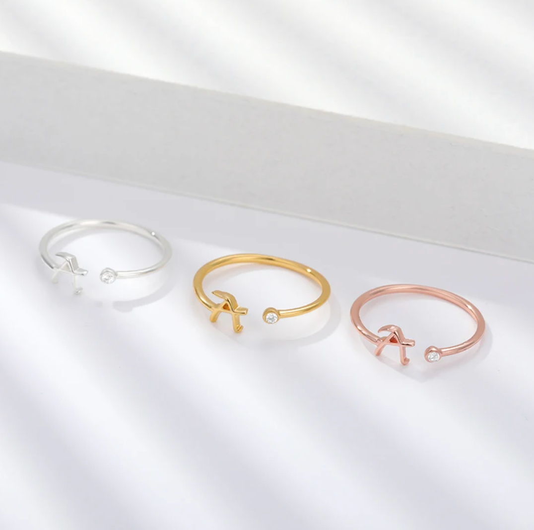 Personalisierter Initialenring für einen einzigartigen Stil