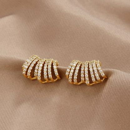 Elegante Goldohrringe mit funkelnden Perlen
