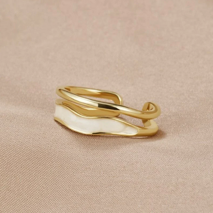 Stilvoller Goldring mit feiner weißer Emaille