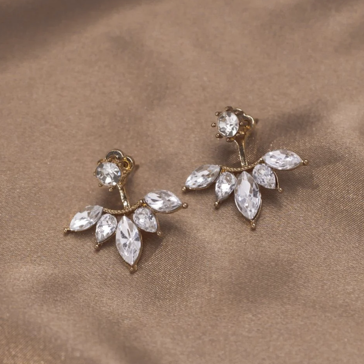 Elegante Gold-Ohringe mit funkelnden Zirkonia-Steinen