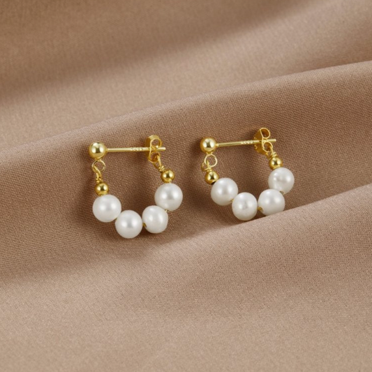 Elegante Goldohrringe mit zauberhaften Süßwasserperlen