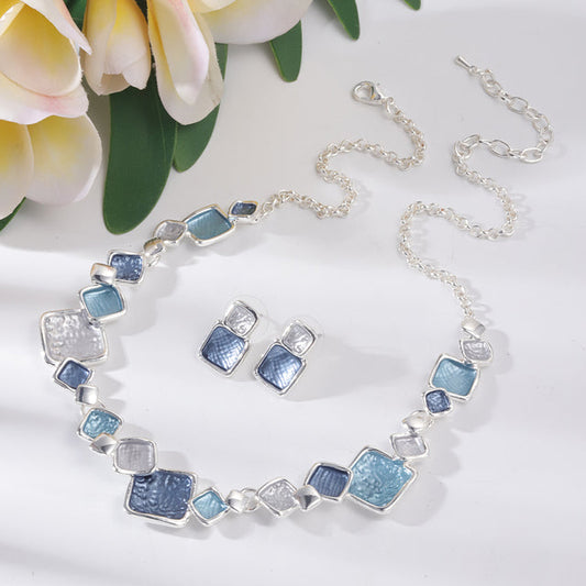 Elegante geometrische Halskette mit blauem Emaille-Anhänger