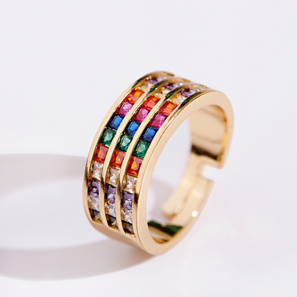 Eleganter verstellbarer Ring aus 18K Gold mit funkelnden farbigen Zirkonia