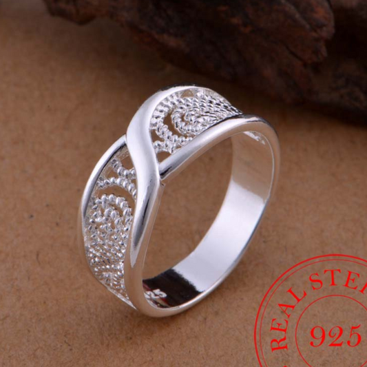 Eleganter Ring aus 925er Sterlingsilber mit zauberhafter Unendlichkeitsgravur
