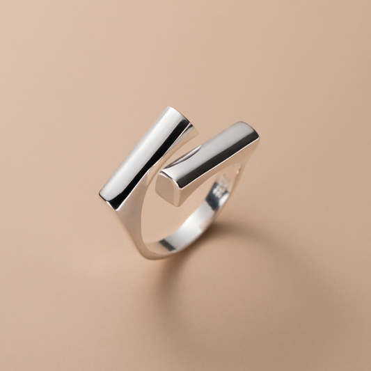 Eleganter, modernistischer Ring aus hochwertigem 925er Sterlingsilber