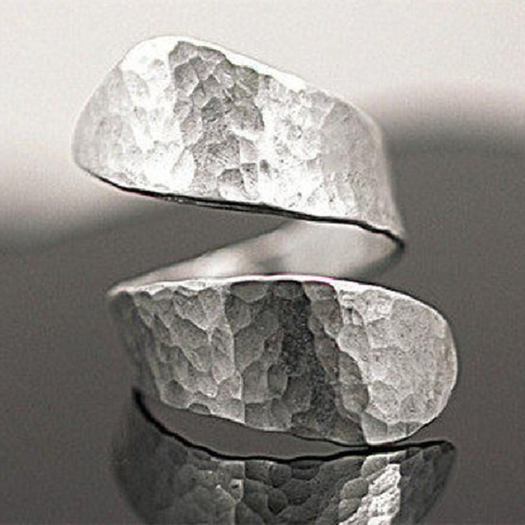 Eleganter Spiralring im modernen Design mit reliefierter Oberfläche aus feinstem 925er Sterlingsilber