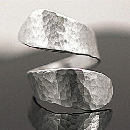 Eleganter Spiralring im modernen Design mit reliefierter Oberfläche aus feinstem 925er Sterlingsilber