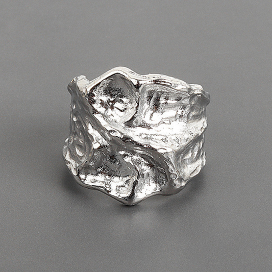 Eleganter Ring aus 925er Sterlingsilber im einzigartigen, geknitterten Design