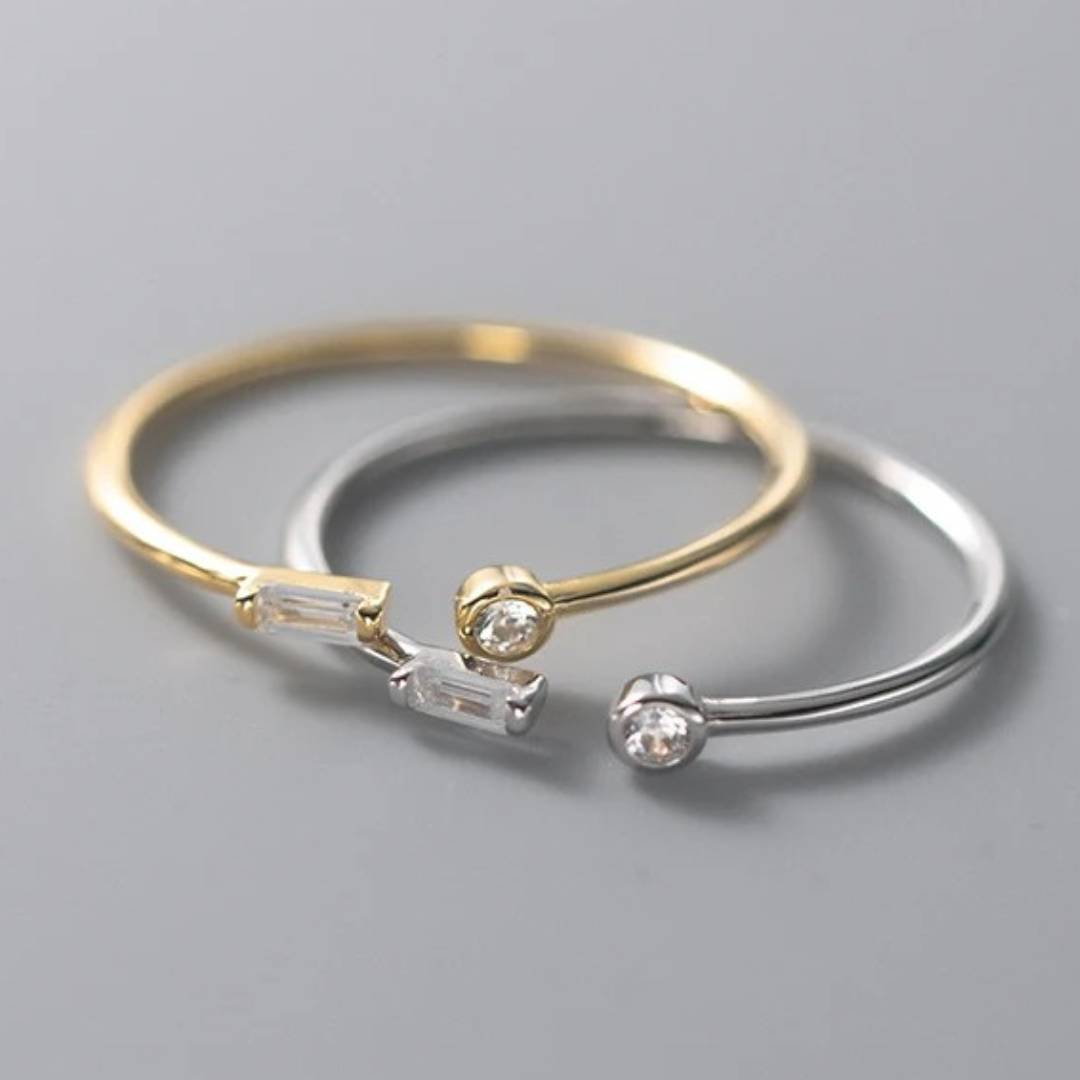 Eleganter verstellbarer Ring aus hochwertigem 925 Sterling Silber, besetzt mit strahlenden Zirkoniasteinen