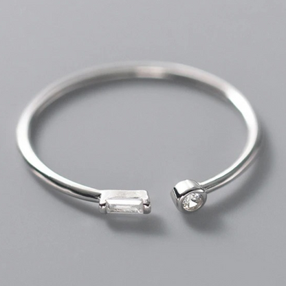 Eleganter verstellbarer Ring aus hochwertigem 925 Sterling Silber, besetzt mit strahlenden Zirkoniasteinen