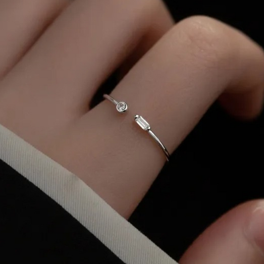 Eleganter verstellbarer Ring aus hochwertigem 925 Sterling Silber, besetzt mit strahlenden Zirkoniasteinen