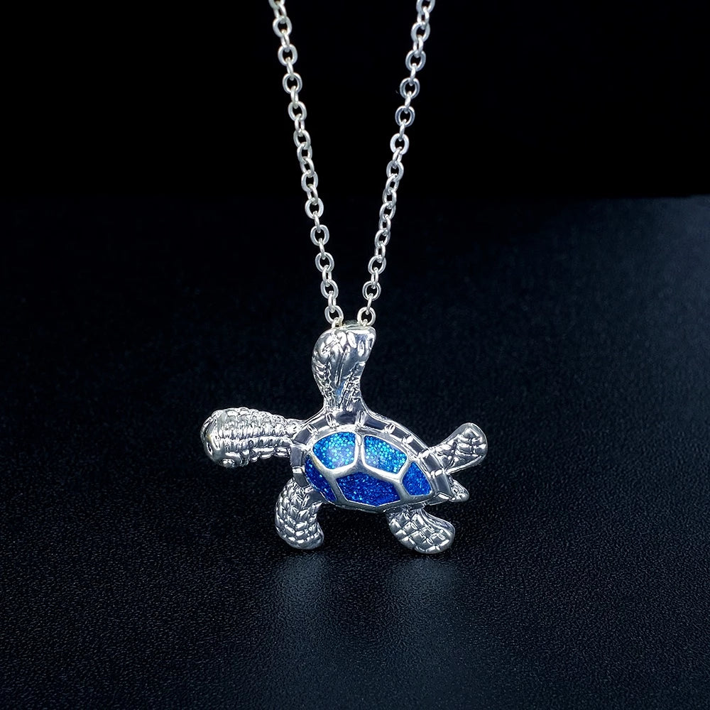 Faszinierende Meeresschildkröten-Halskette mit strahlendem blauen Opal