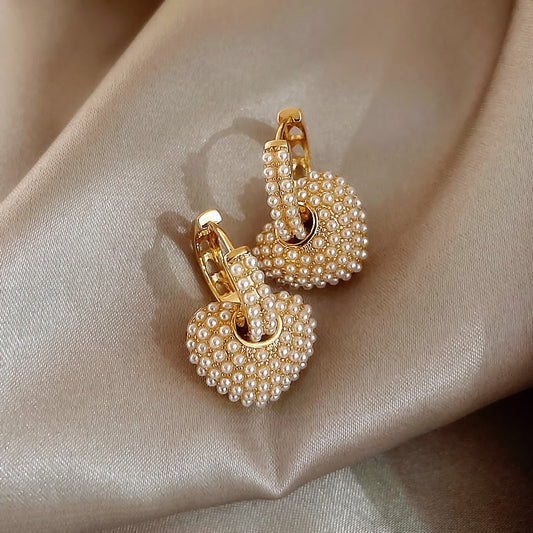 Goldene Perlenliebesohrringe: Neu definierte Eleganz