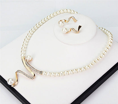 Elegantes Set aus Naturperlenkette und passenden Ohrringen