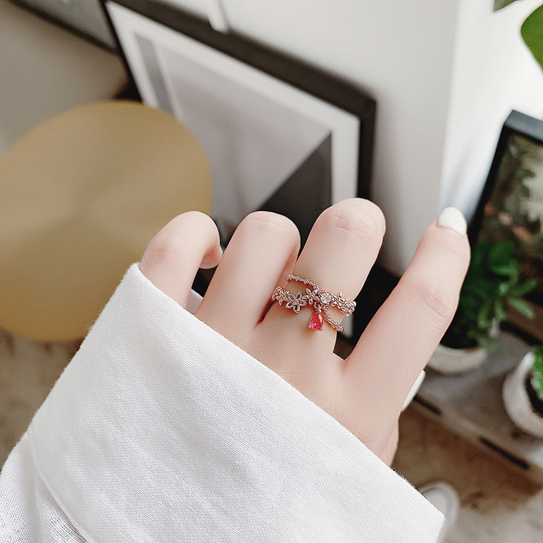 Eleganter verstellbarer Goldring mit funkelnden Zirkonia und strahlendem Rubin