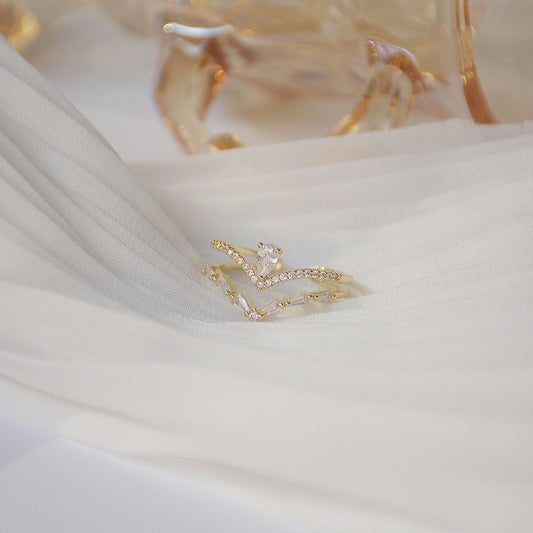 Eleganter Goldring mit verstellbarem Zirkonia-Design