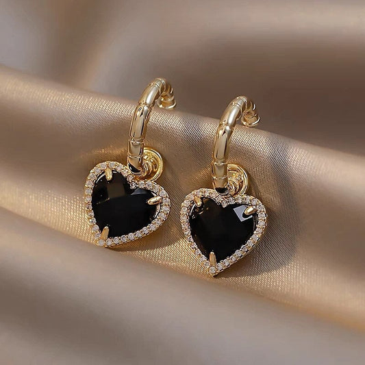 Elegante goldene Ohrstecker mit schwarzem Herzdesign