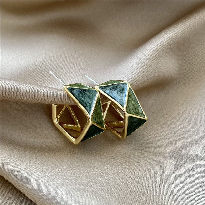Elegante goldene Ohrringe mit grünem Emaille-Akzent