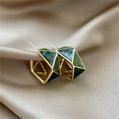 Elegante goldene Ohrringe mit grünem Emaille-Akzent