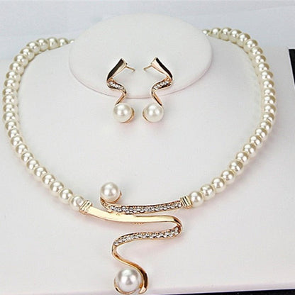 Elegantes Set aus Naturperlenkette und passenden Ohrringen