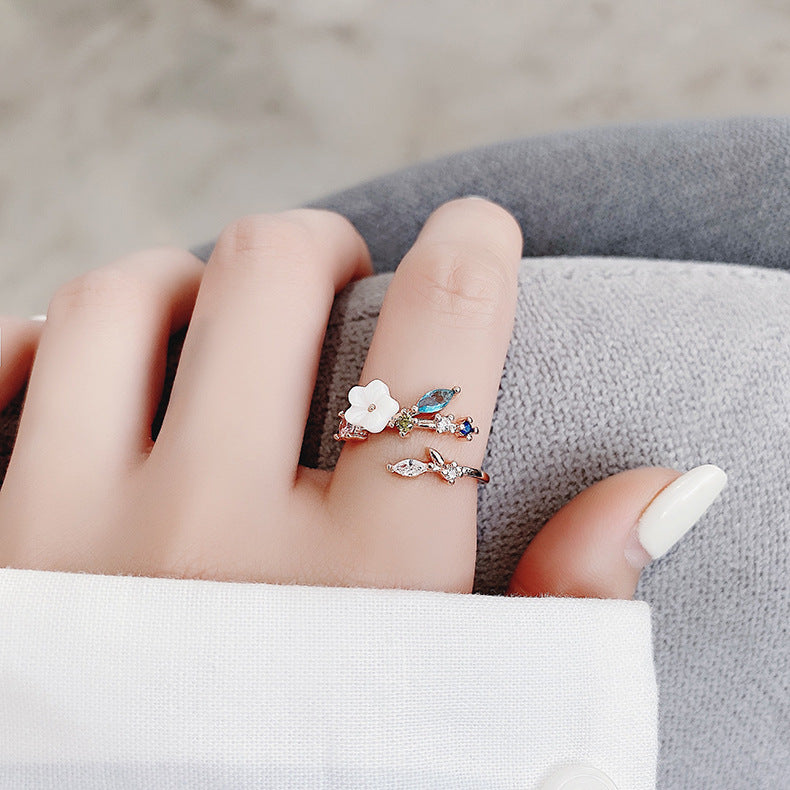Eleganter verstellbarer Wildflower-Ring mit funkelnden Gold-Edelsteinen