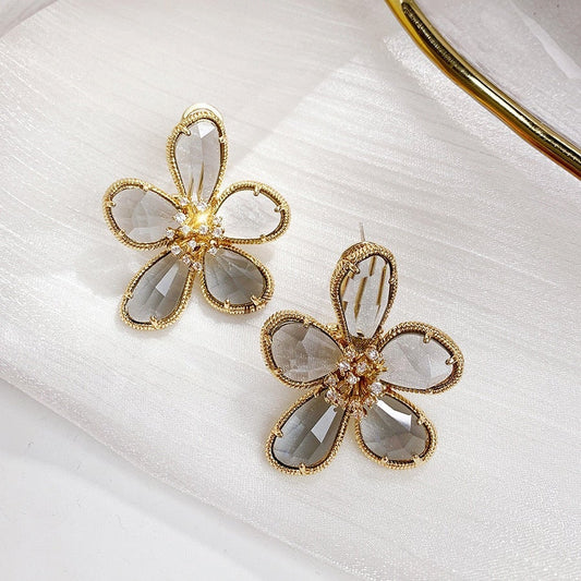 Elegante gedrehte Ohrringe mit Zirkonia-Besatz in Blumenform