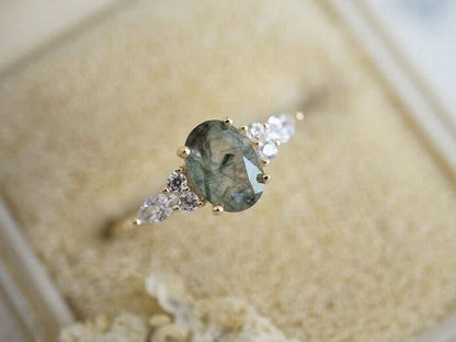 Eleganter 18 Karat vergoldeter Ring mit leuchtendem grünen Energie-Kristall