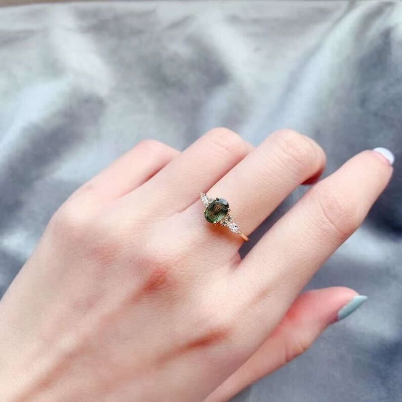 Eleganter 18 Karat vergoldeter Ring mit leuchtendem grünen Energie-Kristall