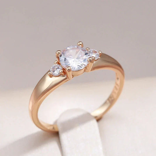 Glänzender Goldring mit funkelndem Kristall